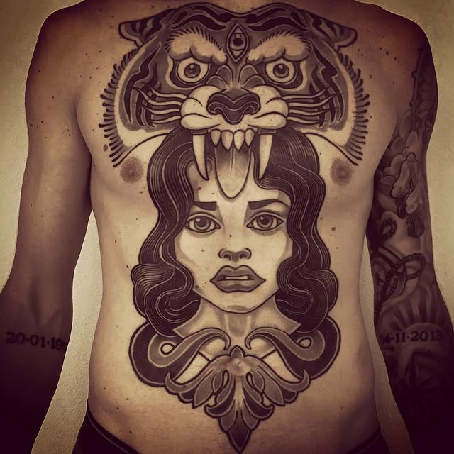 Tattoo-artiest aan het werk in de Stay True private studio