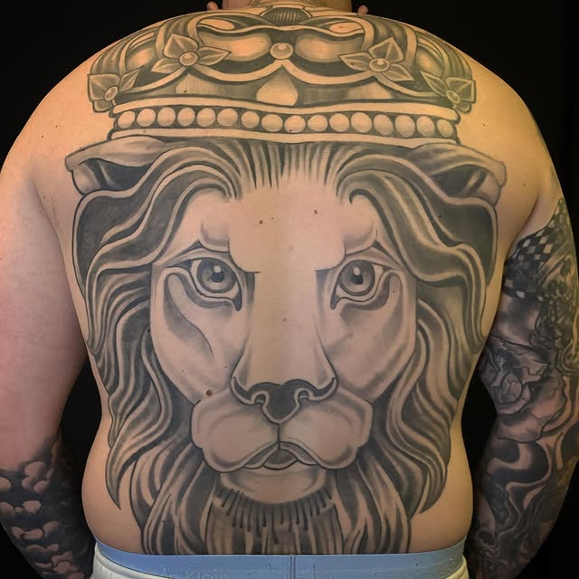 Gedetailleerde custom blackwork tattoo